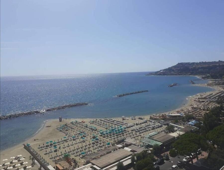 Casa Sveva, A Pochi Passi Dalle Spiagge E Dal Centro Di Arma Di Taggia. Екстер'єр фото